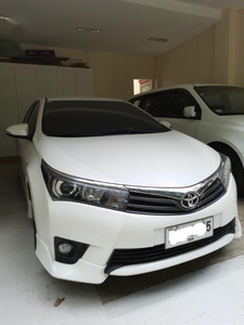 Pearl White Toyota Corolla altis for sale in Manila