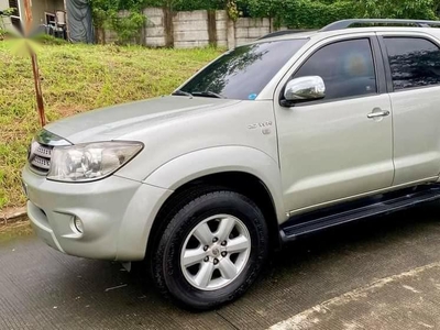 Pearl White Toyota Fortuner 2011 for sale in Mandaluyong