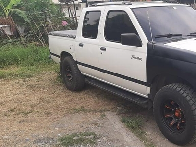 Sell Pearl White 2000 Nissan Frontier in Cavite