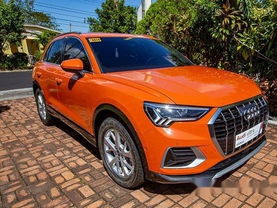 Selling Orange Audi Q3 2020 at 300 km