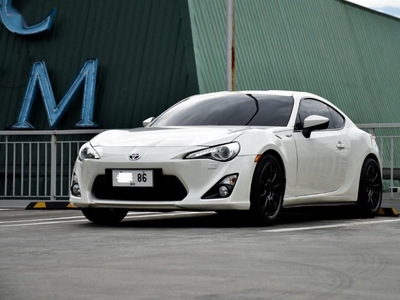 Selling Pearl White Toyota 86 2014