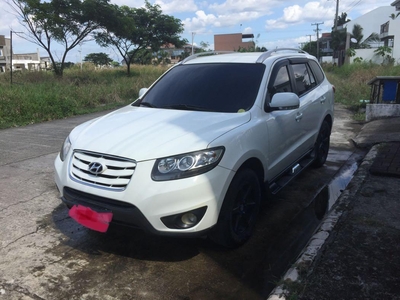 Selling White Hyundai Santa Fe for sale in Cabanatuan