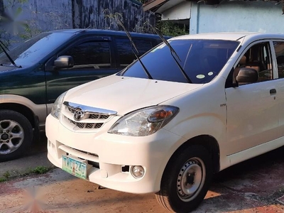 White Toyota Avanza 2011 for sale in Los Baños