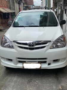 White Toyota Avanza 2011 for sale in Quezon