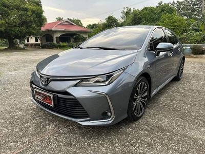 Selling White Toyota Altis 2021 in Manila