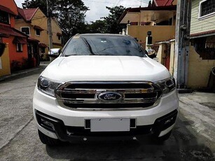 Selling White Ford Everest 2018 at 26000 km
