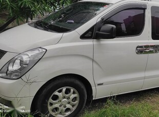 Selling White Hyundai Grand starex in Malabon