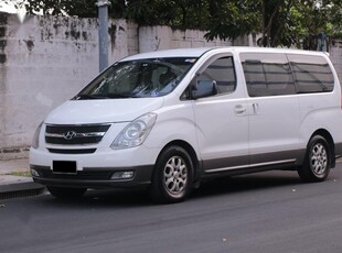 Selling White Hyundai Starex 2013 in Makati