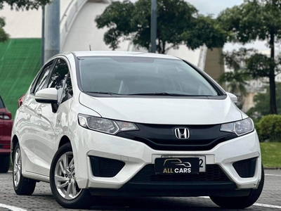 Selling White Honda Jazz 2015 in Makati