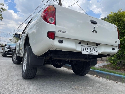 White Mitsubishi Strada 2013