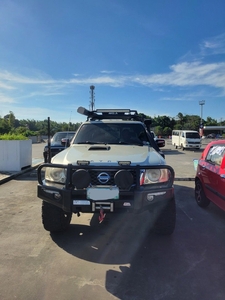 Selling White Nissan Patrol 2009 in Pasig