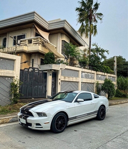 Selling White Ford Mustang 2013 in Manila