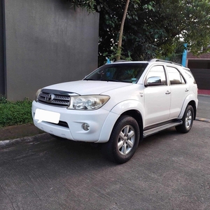 White Toyota Fortuner 2010 for sale in Quezon City