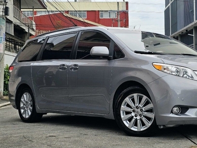 Sell White 2011 Toyota Sienna in Quezon City