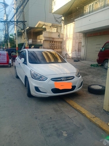 Selling Pearl White Hyundai Accent in Manila