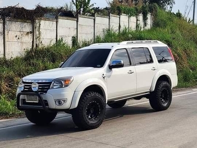 Selling White Ford Everest 2009 in Manila