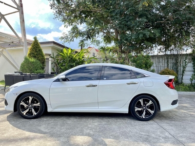 Selling White Honda Civic 2019