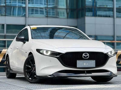 Selling White Mazda 3 2021 in Makati