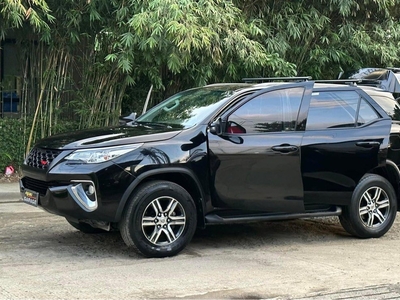 Selling White Toyota Fortuner 2019 in Manila