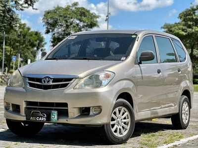 Selling White Toyota Avanza 2009 in Makati