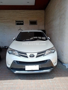 Selling Pearl white 2014 Toyota RAV4 2.5 Active 4X2 AT