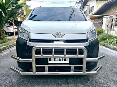 Toyota Hiace Commuter Deluxe 2022 MT