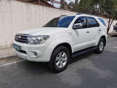 Pearl White Toyota Fortuner 2010 for sale in Automatic