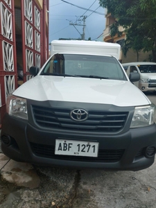 Selling Toyota Hilux 2014