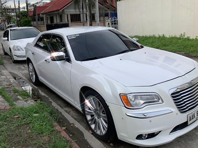 Selling White Chrysler 300c in Angeles