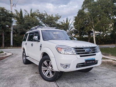 Selling White Ford Everest 2015 in Santa Rosa