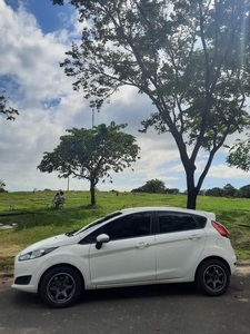 Selling White Ford Fiesta 2014 in Taguig