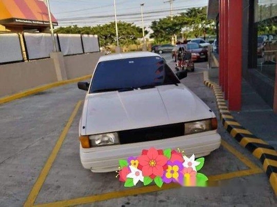 Selling White Nissan Sentra 1990 at 200000 km