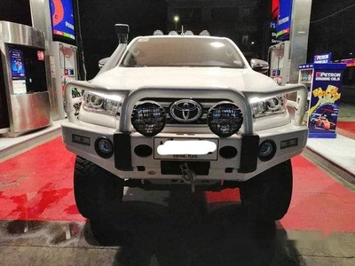 White Toyota Hilux 2016 at 35000 km for sale