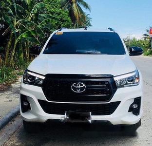 White Toyota Hilux 2018 at 28000 km for sale