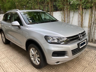 Selling Pearl White Volkswagen Touareg 2014 in Pasig