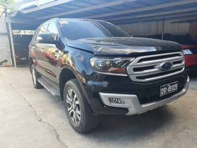 Selling Black Ford Everest 2018 in Makati