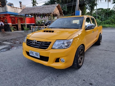 Selling Yellow Toyota Hilux 2005 in Pateros