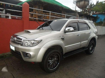 SELLING Toyota Fortuner v top of the line 2011