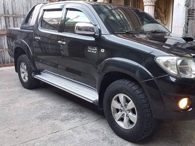 Black Toyota Hilux 2010 at 85000 km for sale in Manila