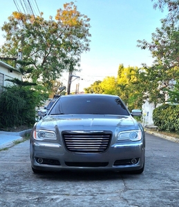 Purple Chrysler 300c 2013 for sale in Automatic