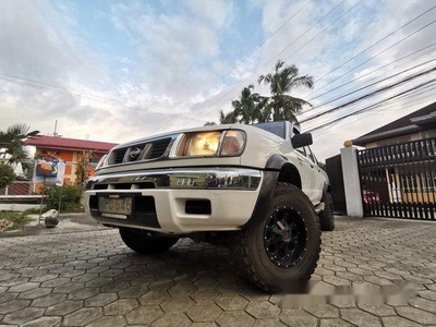 Selling White Nissan Frontier 2000 at 100000 km