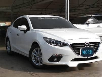 White Mazda 3 2015 at 15000 km for sale