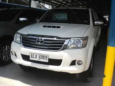 White Toyota Hilux 2015 at 35111 km for sale