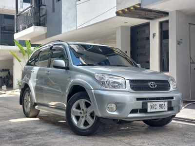 Selling White Toyota Rav4 2005 in Quezon City