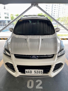 Selling White Ford Escape 2016 in Makati