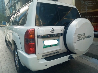 Selling White Nissan Patrol 2009 in Manila