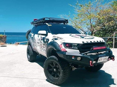 Selling White Ford Everest 2016 at 36200 km