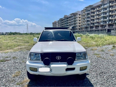 Selling White Toyota Land Cruiser 2004 in Quezon City