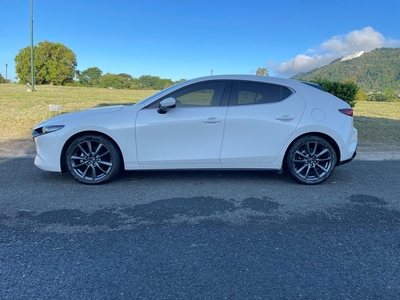 White Mazda 3 2021 for sale in Automatic