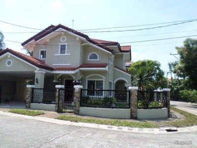 SEMI FURNISHED CORNER HOUSE IN BF HOMES PARANAQUE
